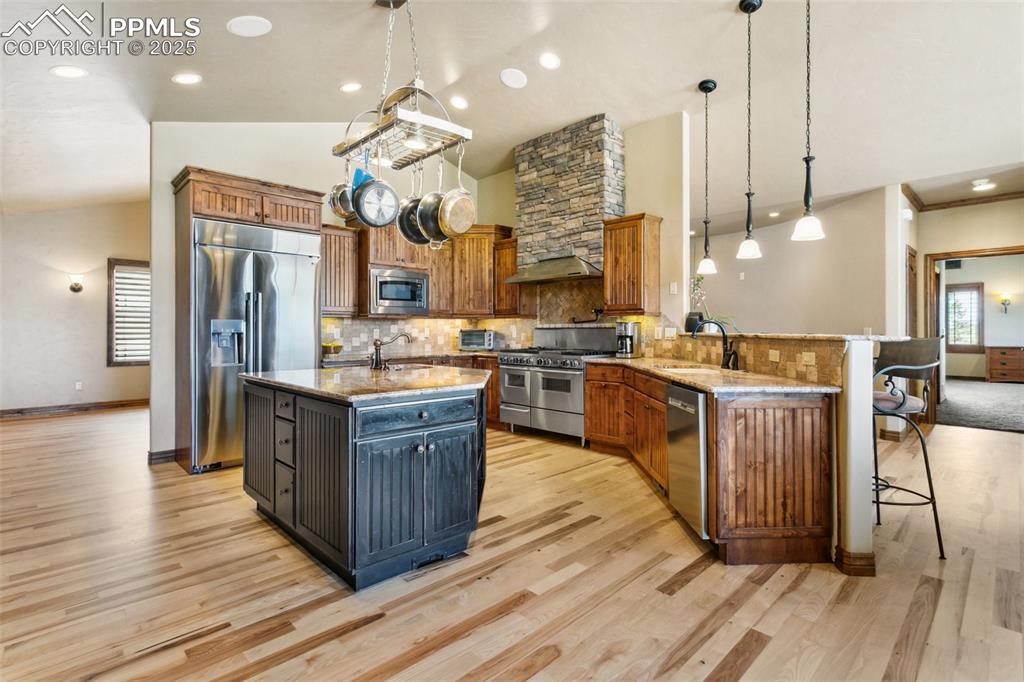 Image 11 of 47: Kitchen