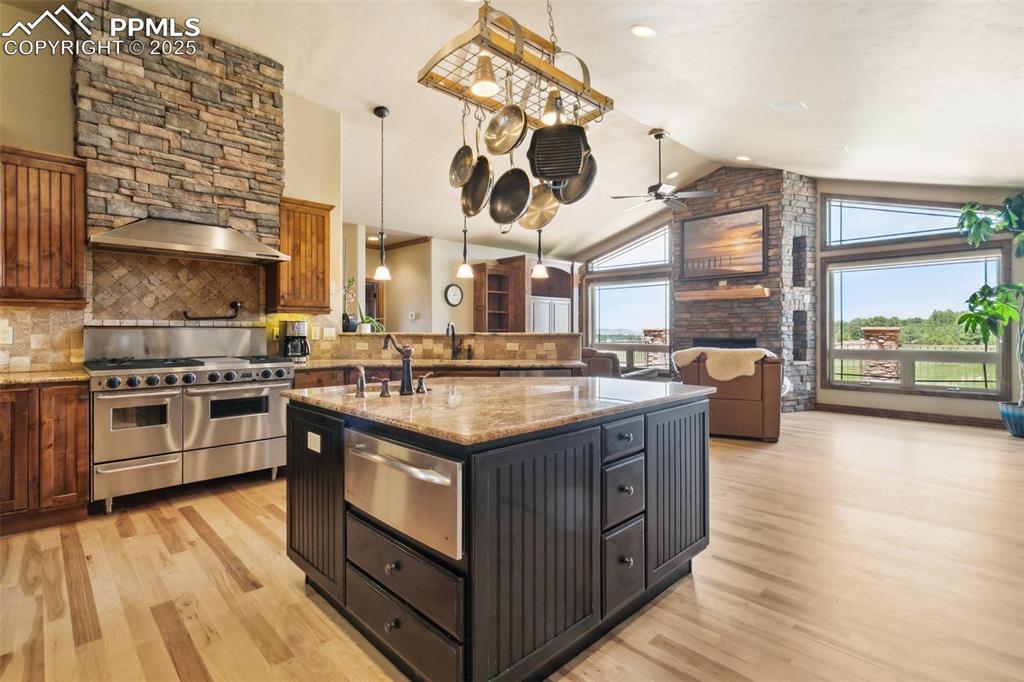 Image 13 of 47: Kitchen