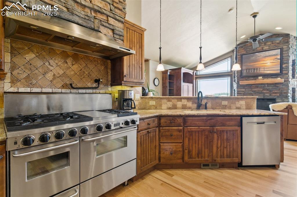 Image 14 of 47: Kitchen