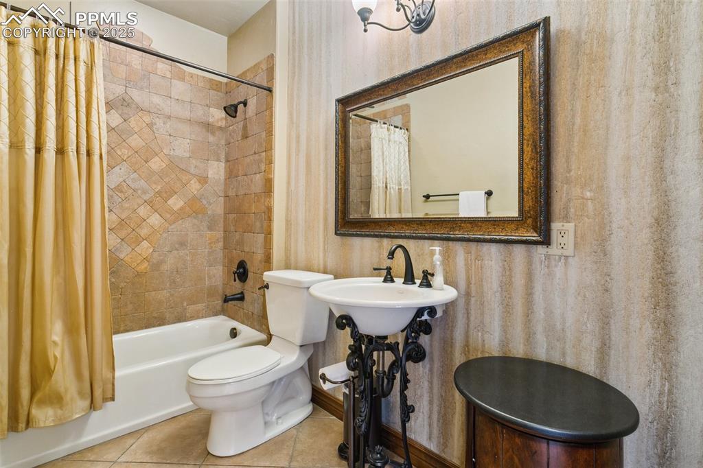 Image 18 of 47: Bathroom