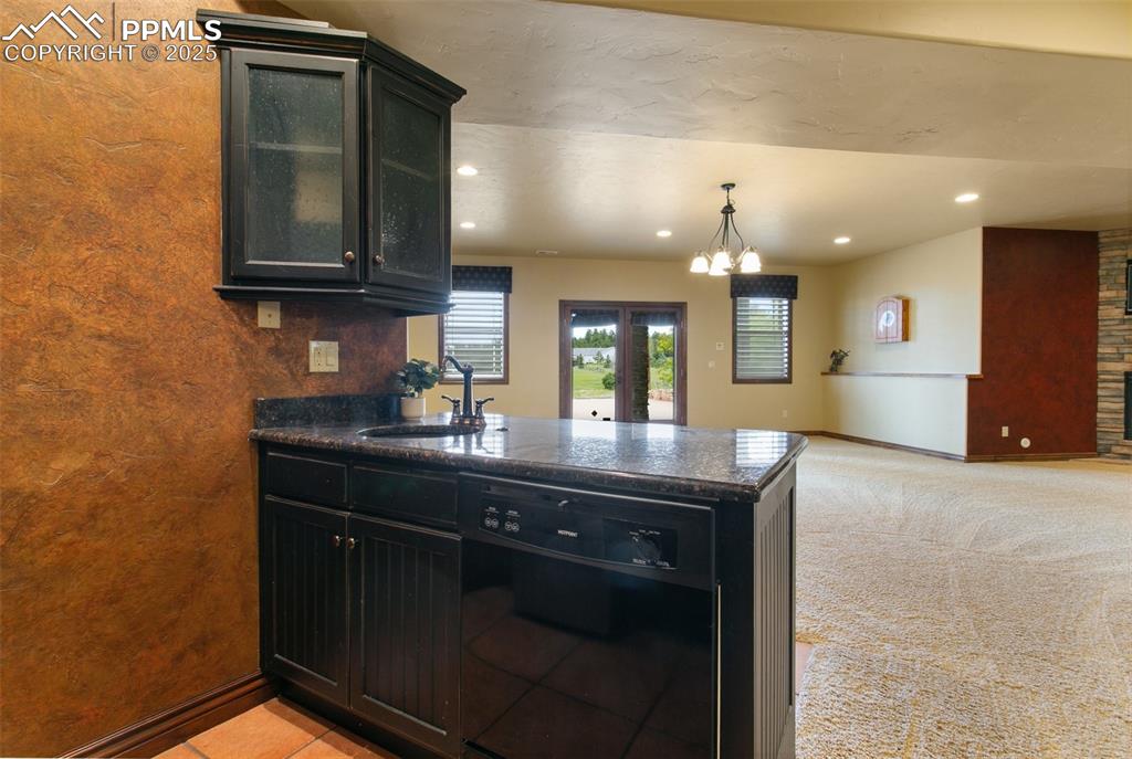 Image 30 of 47: Kitchen