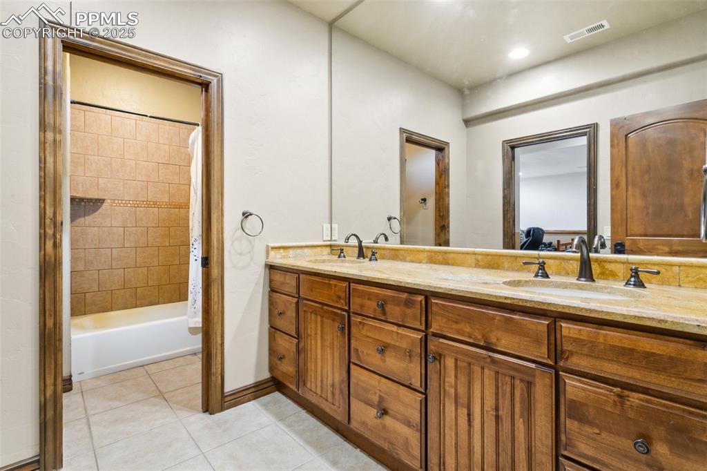 Image 42 of 47: Bathroom