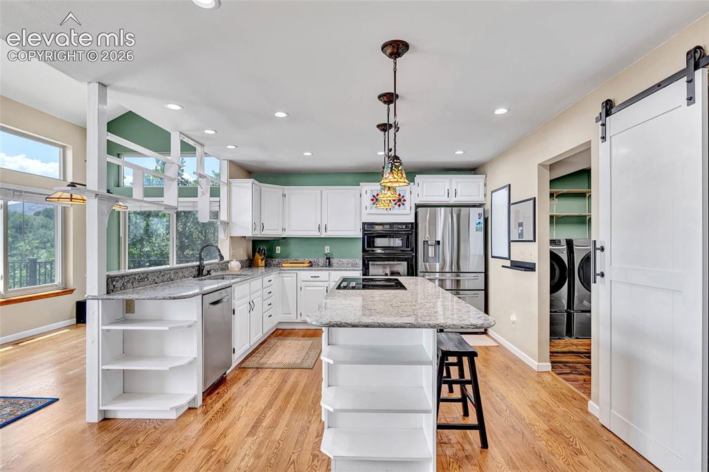 Image 15 of 50: Kitchen