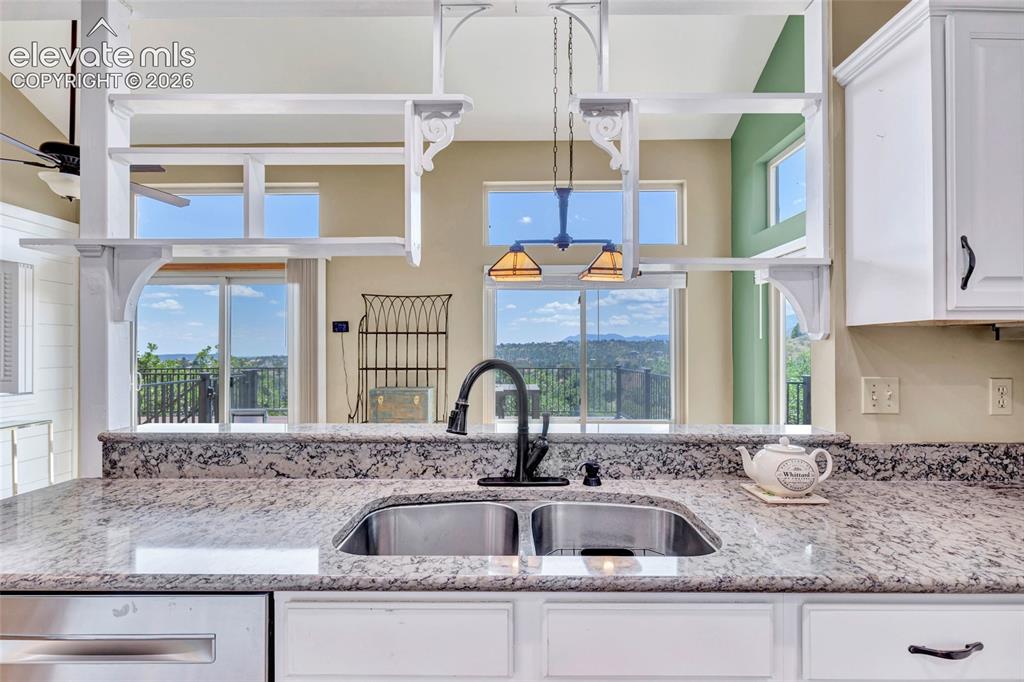 Image 17 of 50: Kitchen