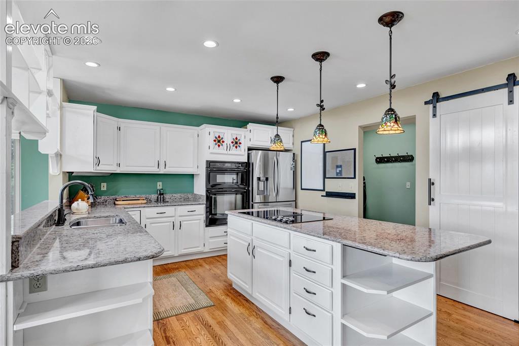 Image 18 of 50: Kitchen
