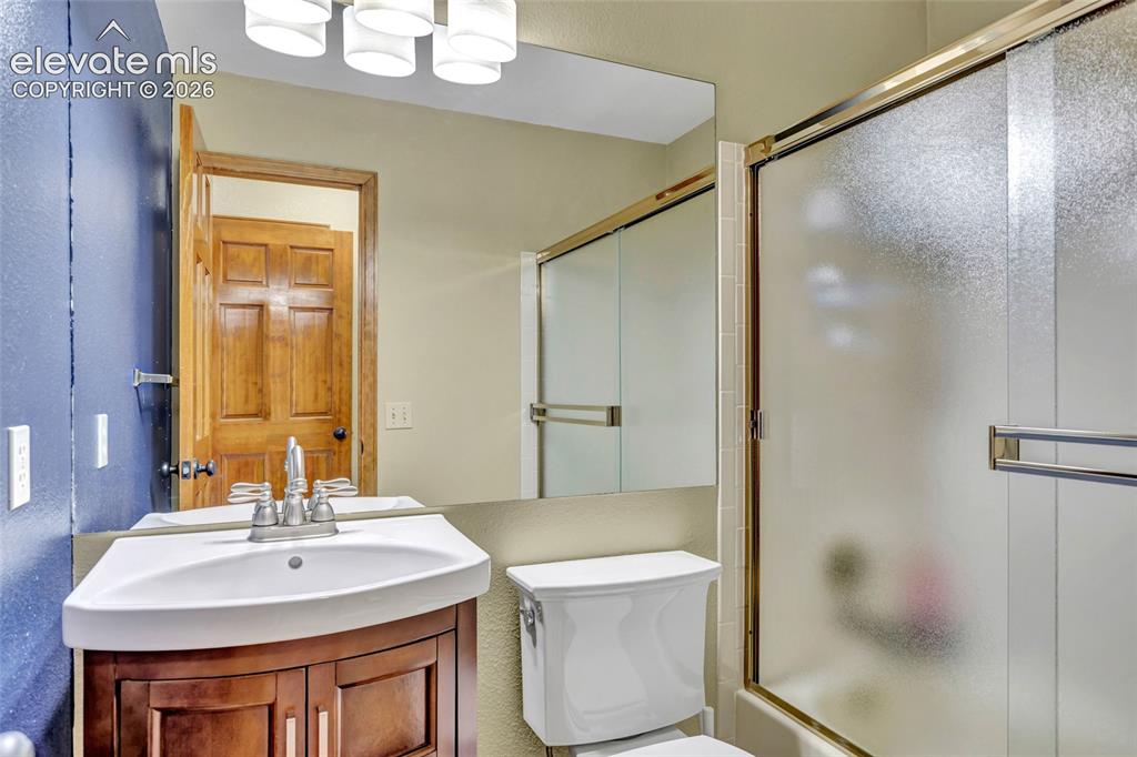 Image 33 of 50: En Suite Bathroom 