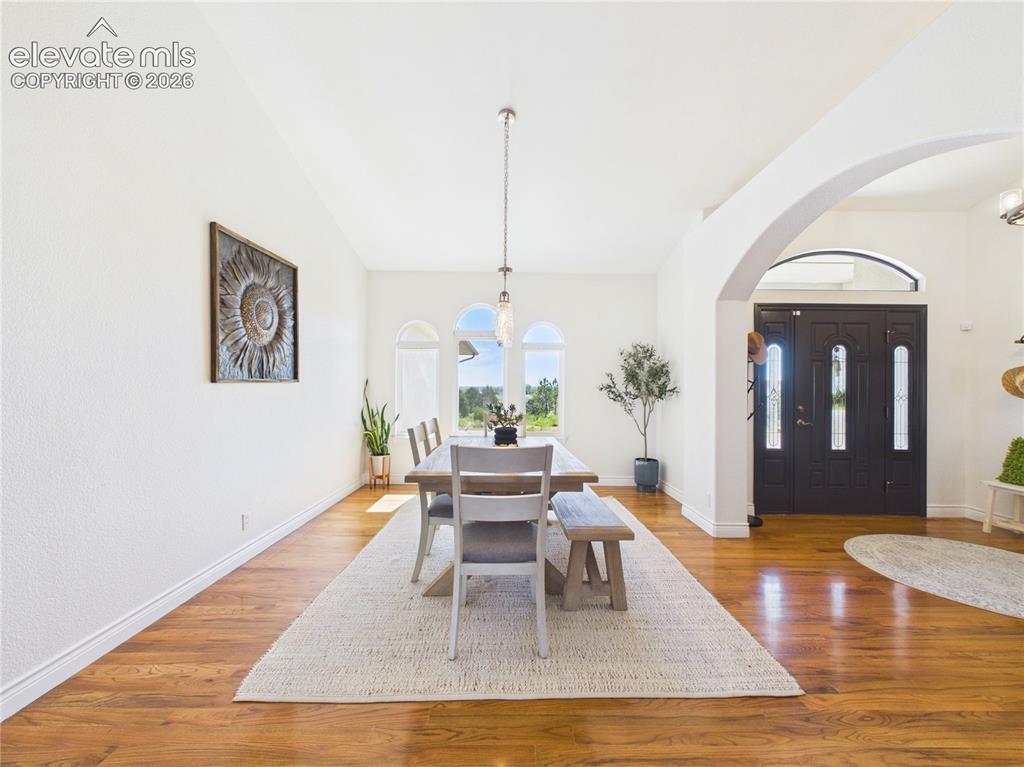 Image 12 of 50: Dining Area