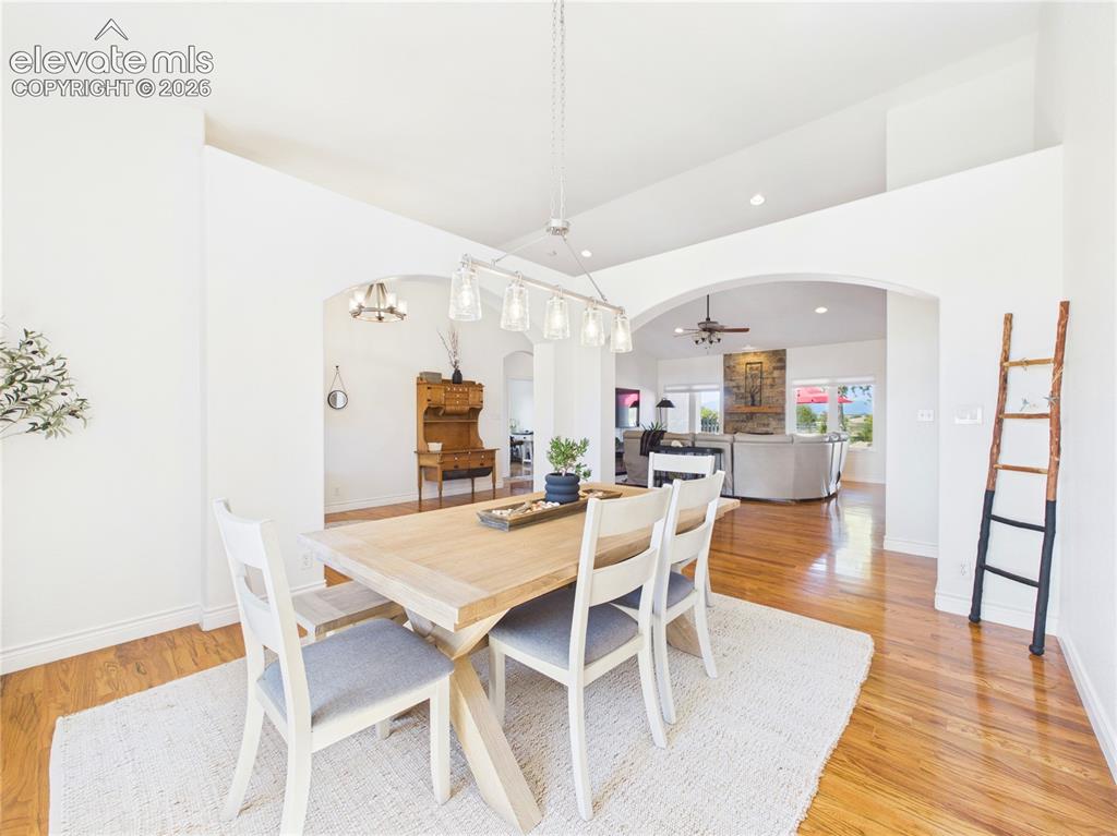 Image 13 of 50: Dining Area