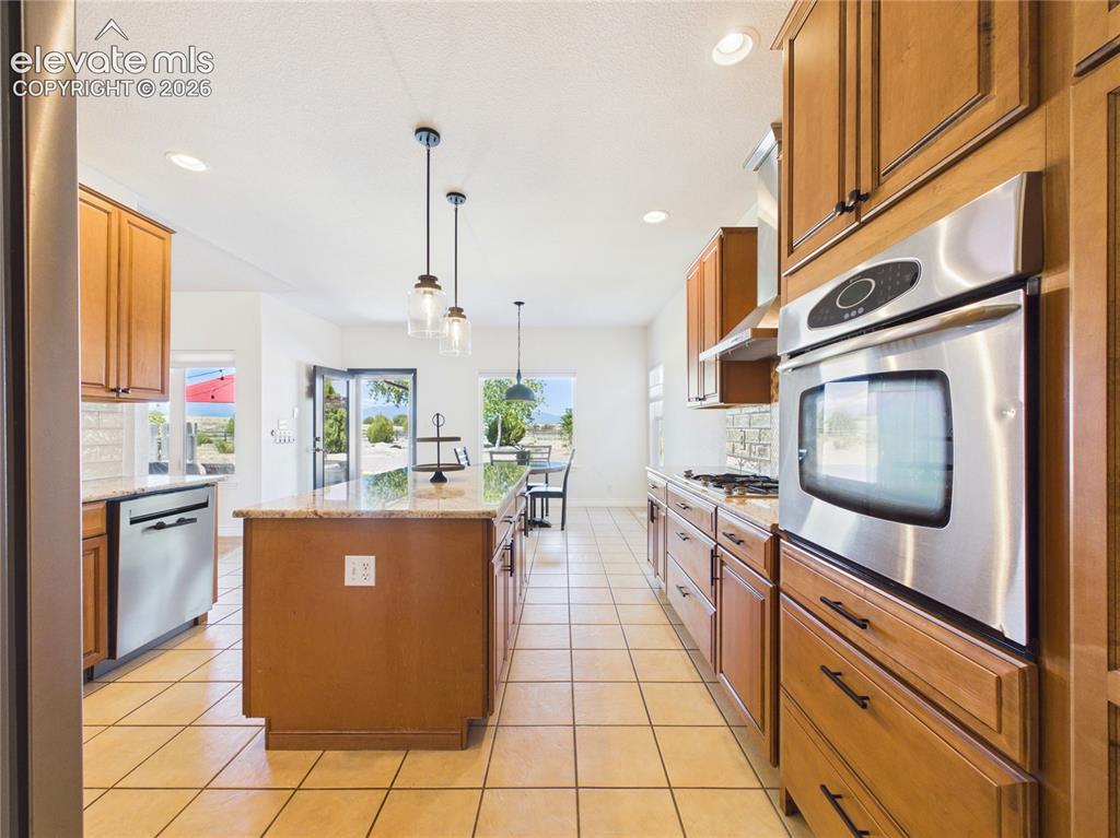 Image 16 of 50: Kitchen