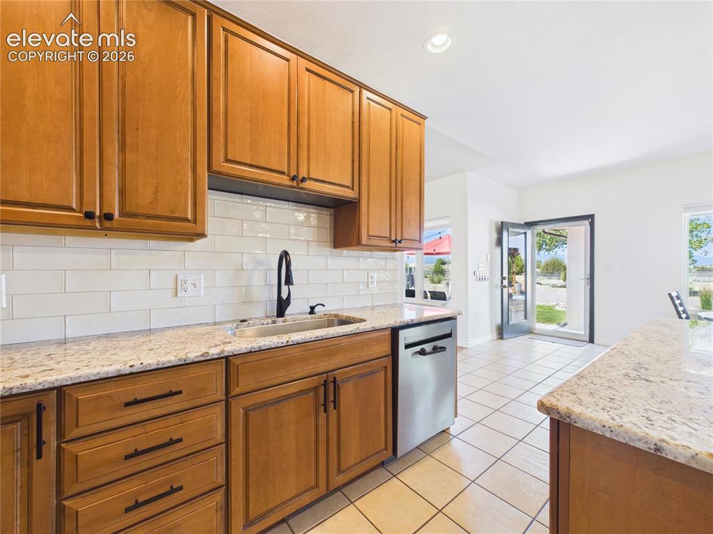 Image 17 of 50: Kitchen