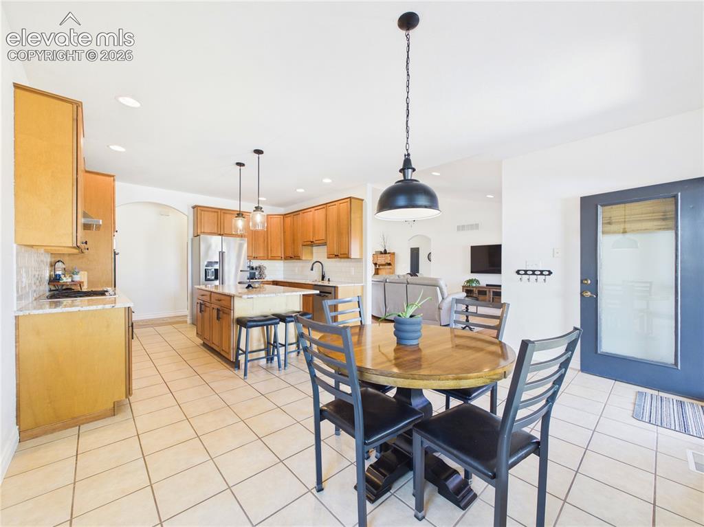 Image 18 of 50: Dining Area