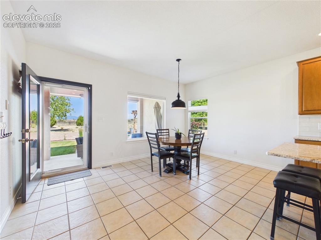 Image 19 of 50: Dining Area