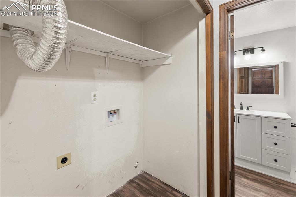 Image 33 of 50: Laundry