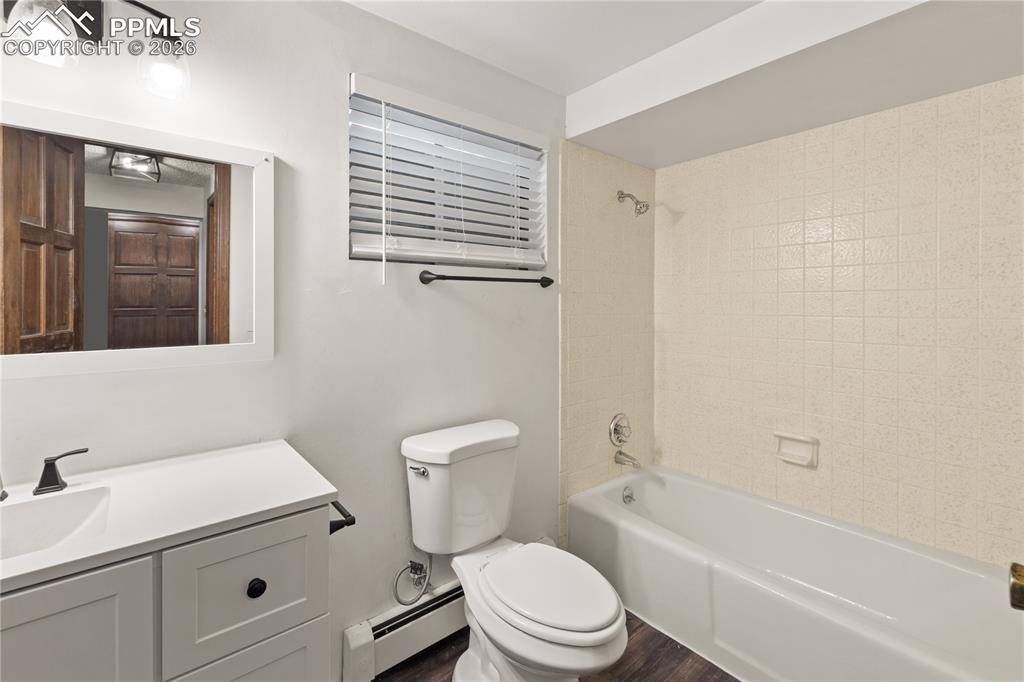 Image 34 of 50: Bathroom