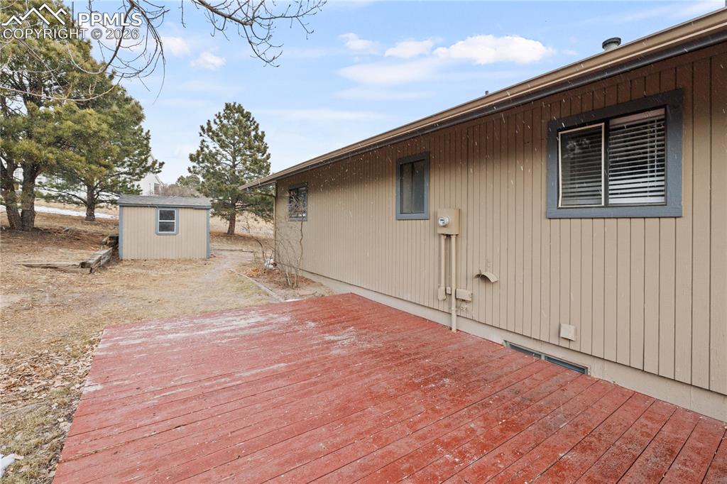 Image 39 of 50: Deck