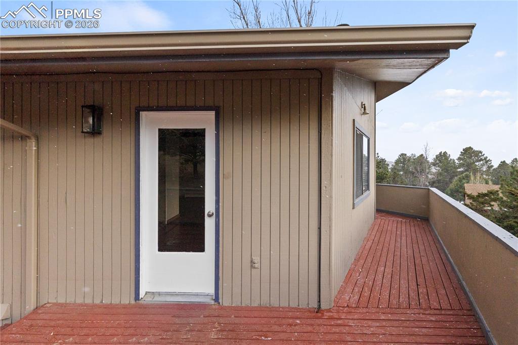 Image 40 of 50: Entry