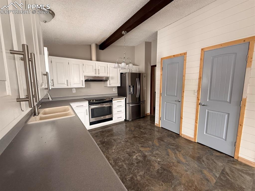 Image 7 of 29: Kitchen