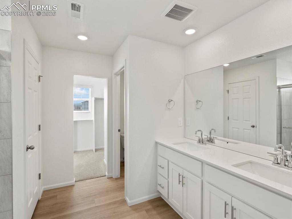 Image 18 of 27: Bathroom