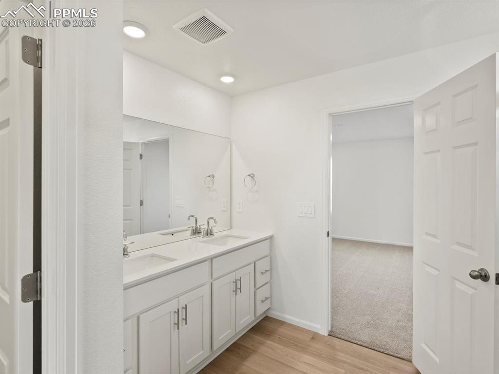 Image 19 of 27: Bathroom