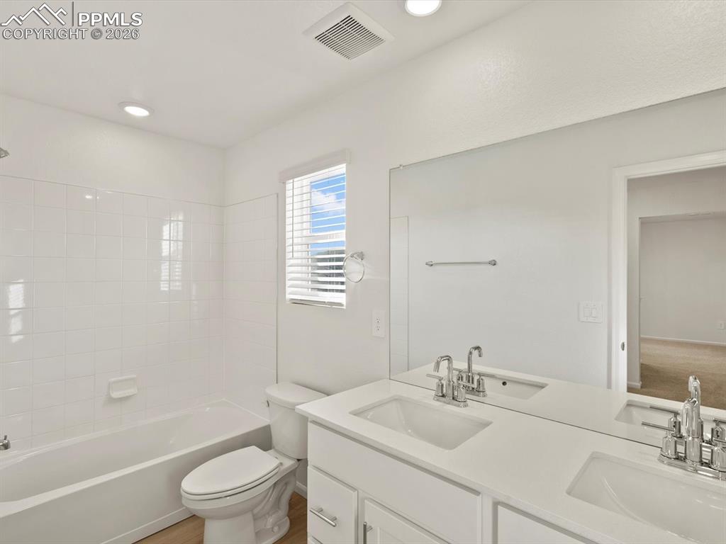 Image 21 of 27: Bathroom