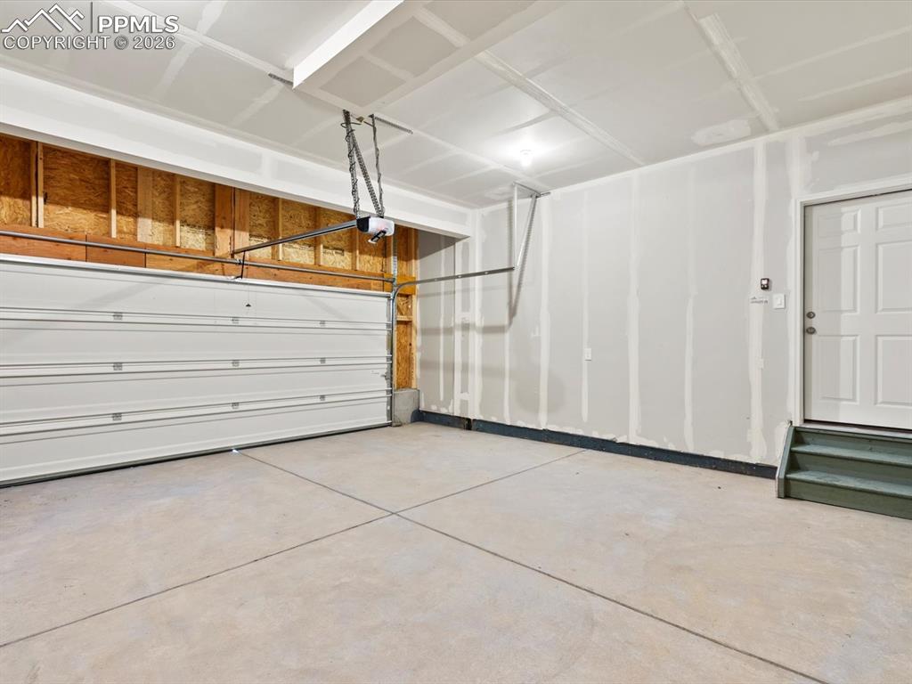 Image 27 of 27: Garage