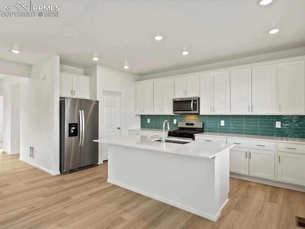 Image 4 of 27: Kitchen