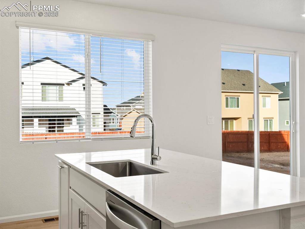 Image 7 of 27: Kitchen