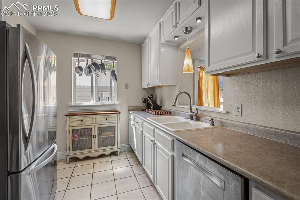 Image 17 of 47: Kitchen