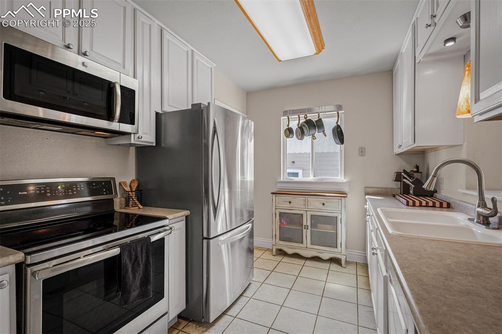 Image 18 of 47: Kitchen