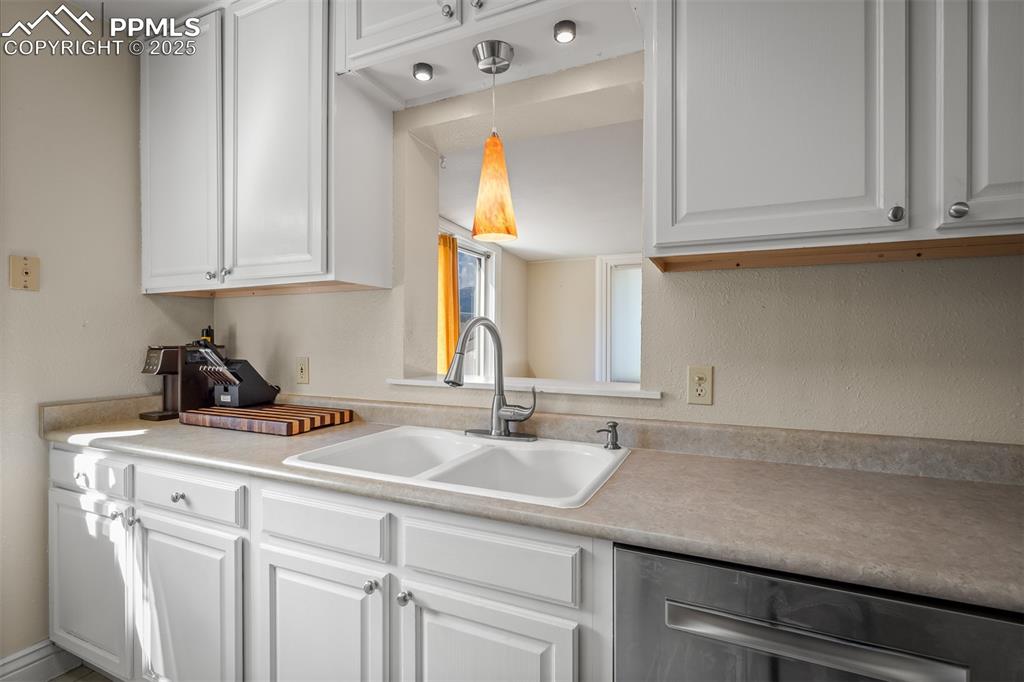 Image 21 of 47: Kitchen