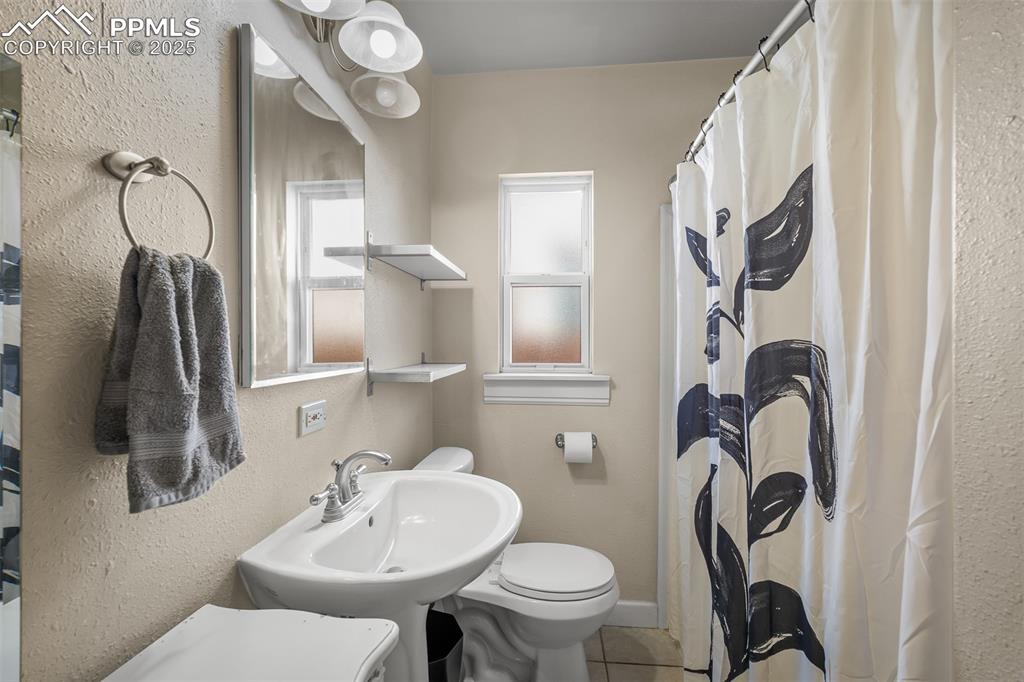 Image 25 of 47: Bathroom