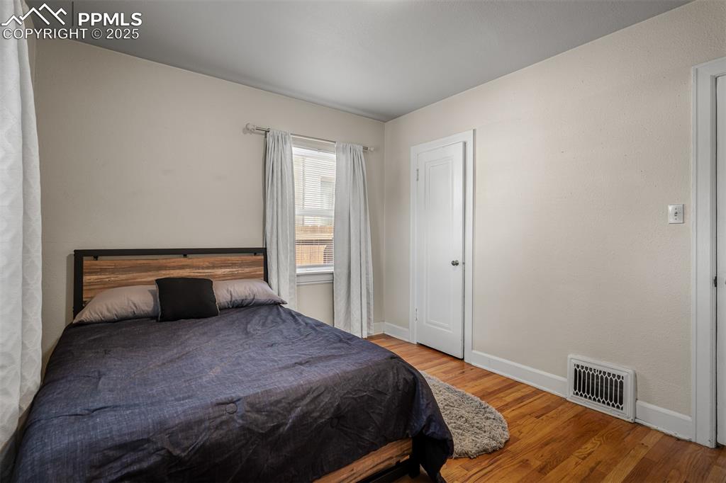 Image 27 of 47: Bedroom