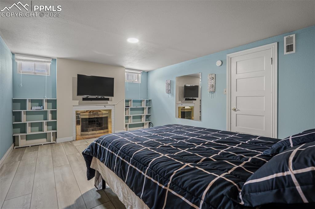 Image 31 of 47: Family Room