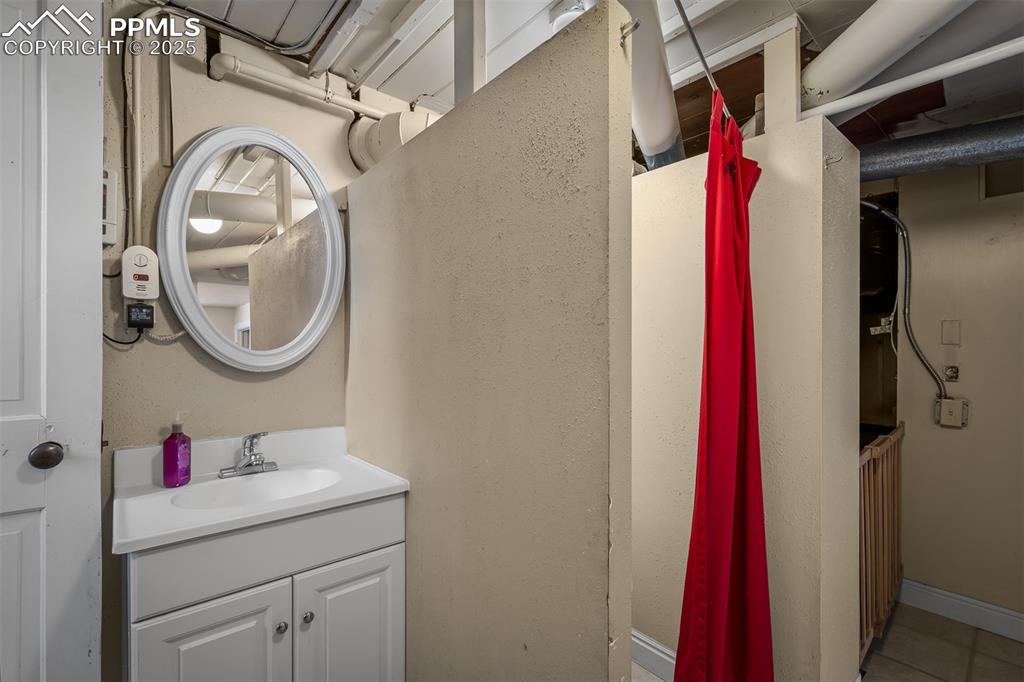 Image 37 of 47: Bathroom