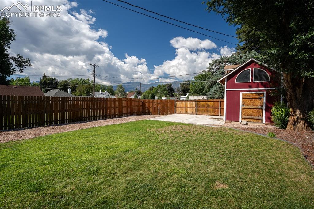 Image 40 of 47: Yard