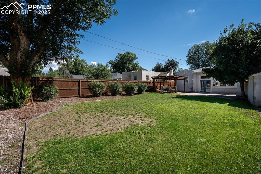 Image 41 of 47: Yard