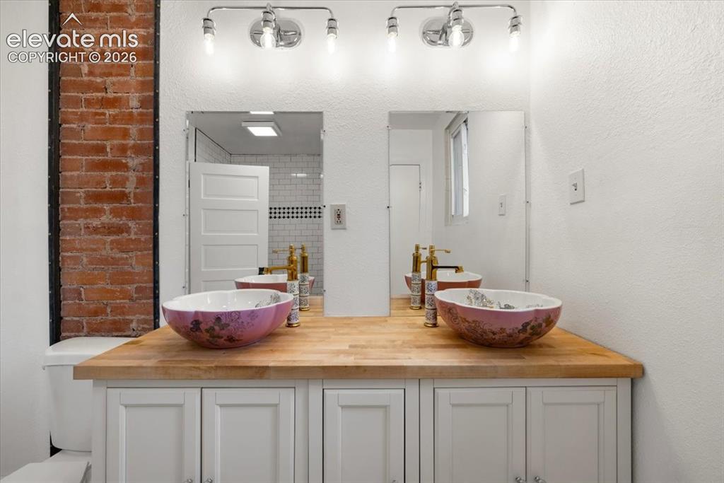 Image 10 of 28: 125 Ruxton - refreshed bath