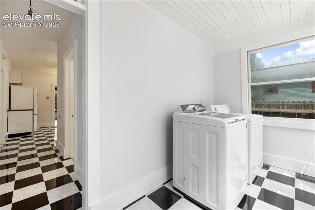 Image 18 of 28: Laundry room