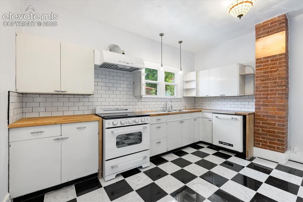 Image 7 of 28: 125 Ruxton - refreshed kitchen playing with a 1970s theme