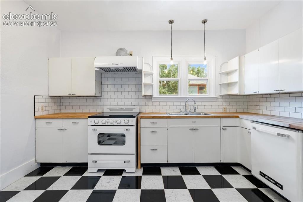 Image 8 of 28: Kitchen