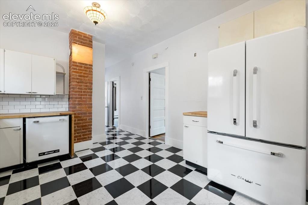Image 9 of 28: Kitchen