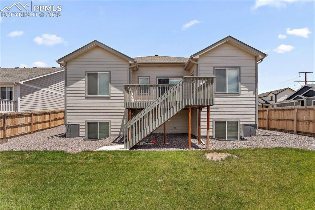 Image 27 of 48: Very nice backyard