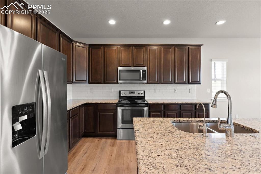 Image 33 of 48: More kitchen