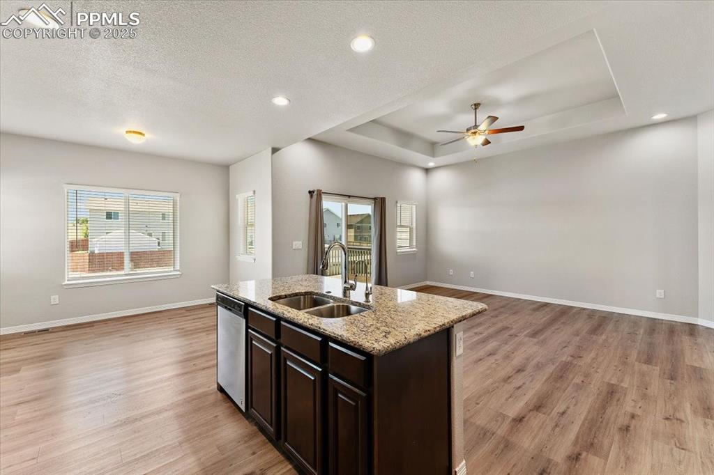 Image 34 of 48: More kitchen