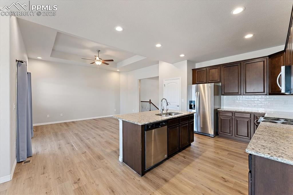 Image 35 of 48: More kitchen