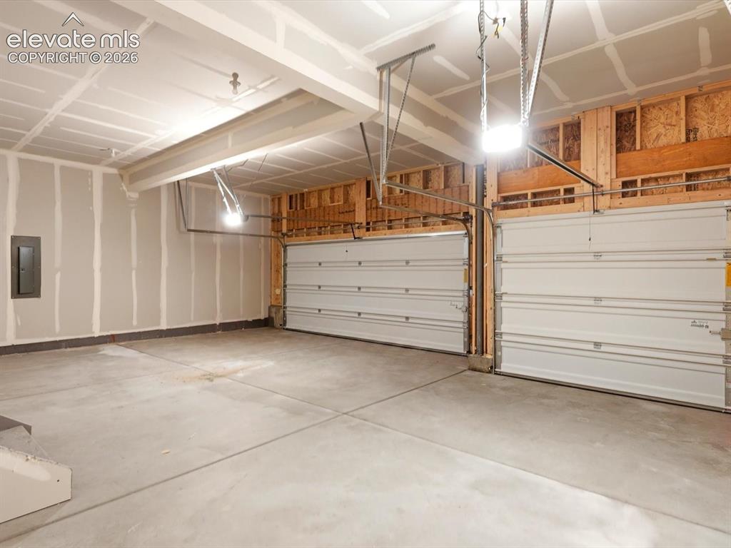 Image 15 of 34: Garage