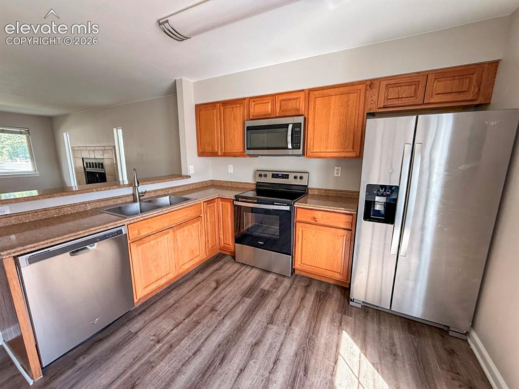 Image 10 of 27: Kitchen