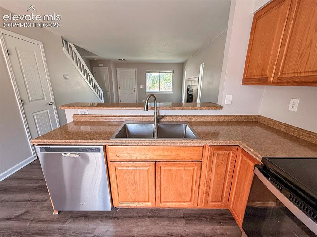 Image 11 of 27: Kitchen