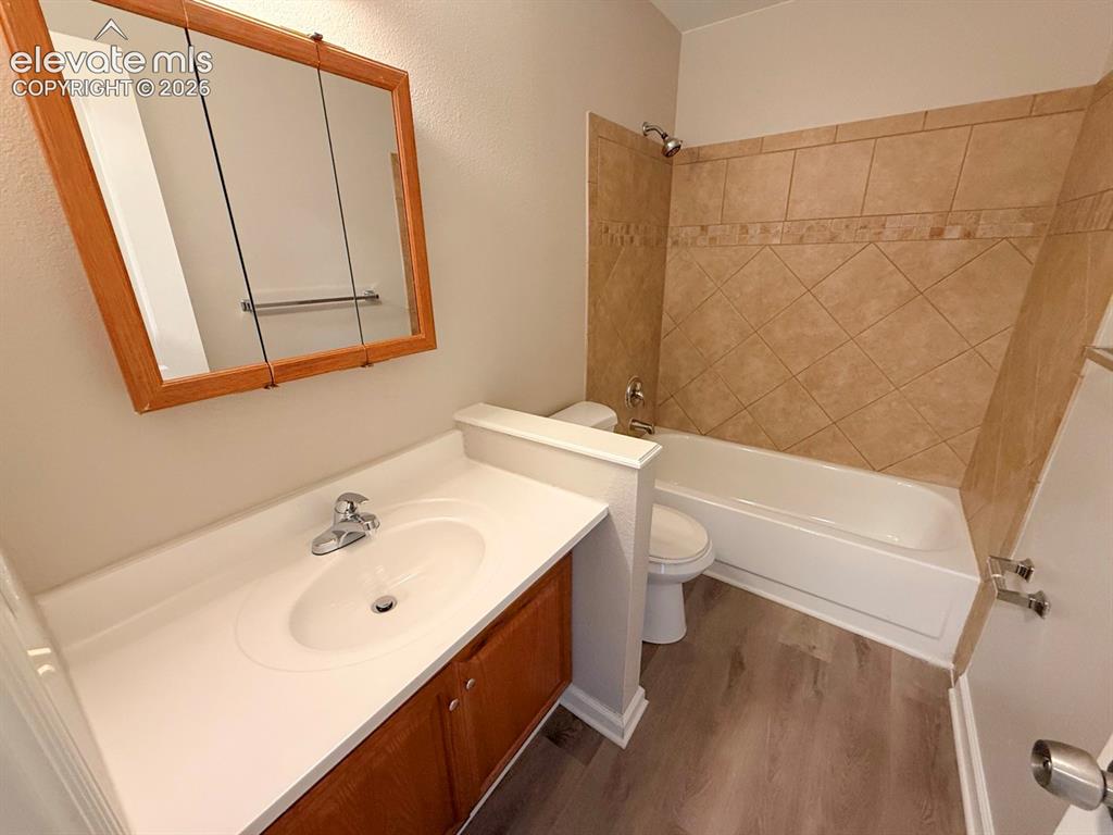 Image 19 of 27: Bathroom