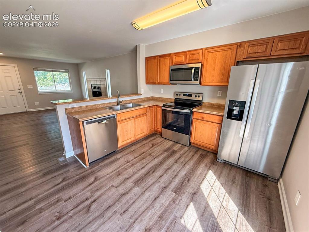 Image 8 of 27: Kitchen